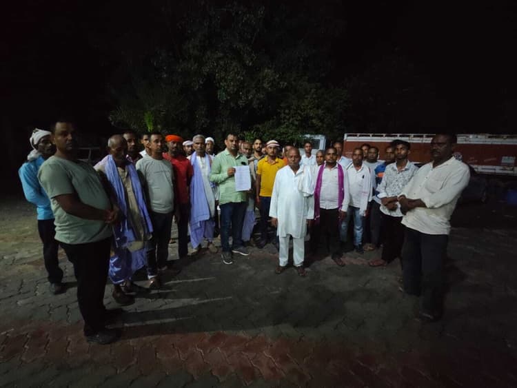 सड़क पर हो रहे अतिक्रमण को लेकर गोलबंद हुए ग्रामीण, पहुंचे थाना