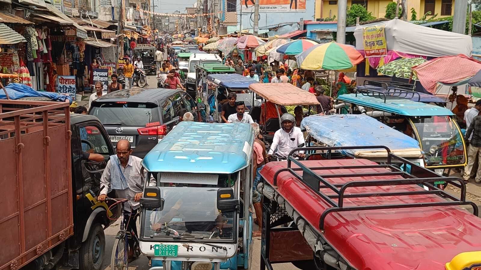 शहर के कई स्थानों पर खड़ी रहती है बस, जाम से परेशान रहते हैं शहरवासी