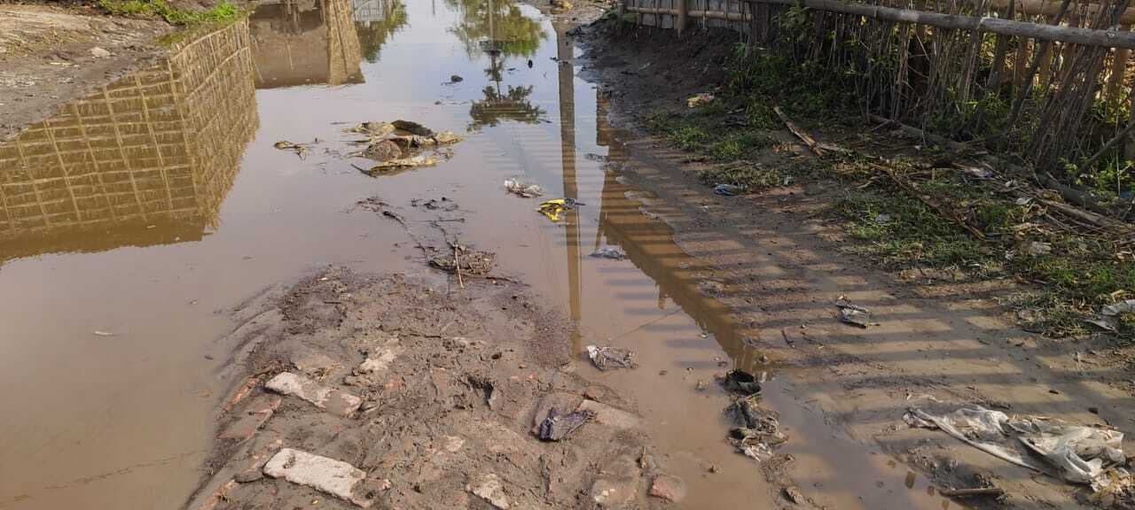 सड़क झील में तब्दील, पैदल चलना भी मुश्किल