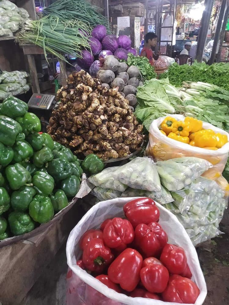 हरी सब्जियों के दाम छू रहे आसमान, आम जनता की जेब पर पड़ रहा असर