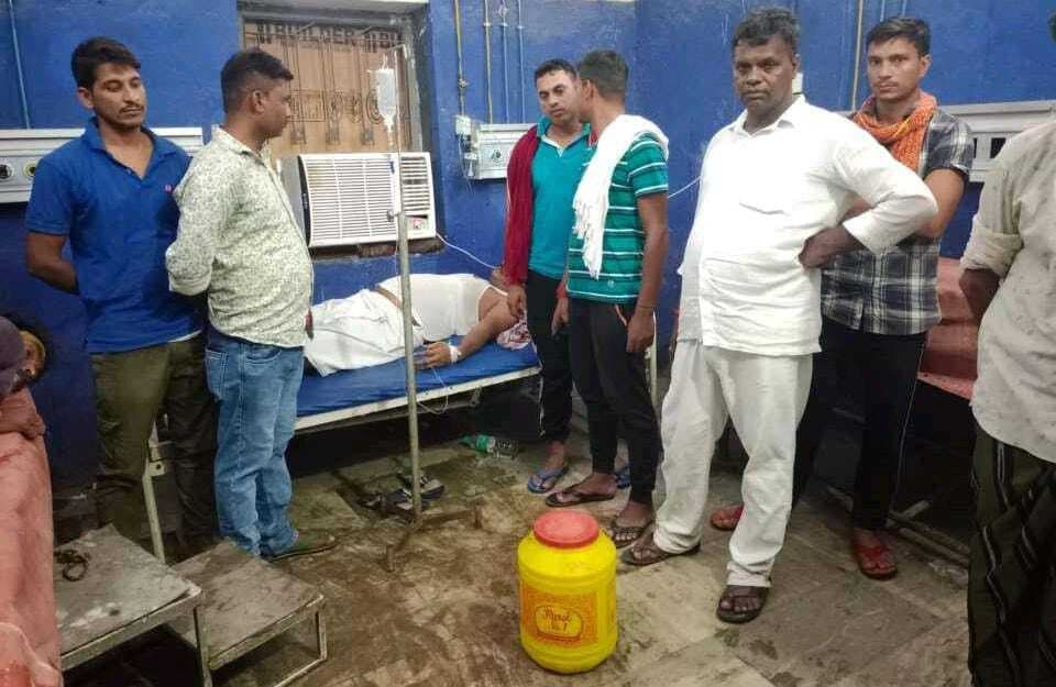 थाने में दारोगा को काटा सांप, डब्बे में बंद करके पहुंचे अस्पताल