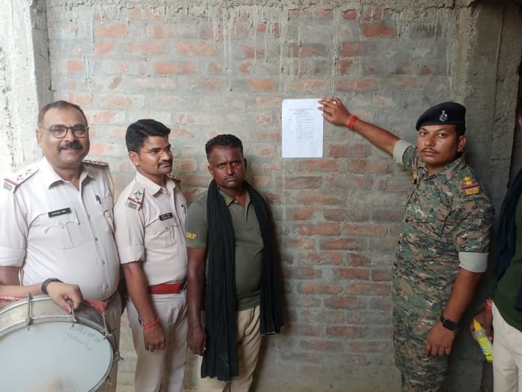 फरार वारंटी के घर पर पुलिस ने चिपकाया इश्तेहार