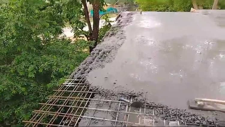 निर्माणाधीन दूसरे तल्ले का छज्जा गिरा