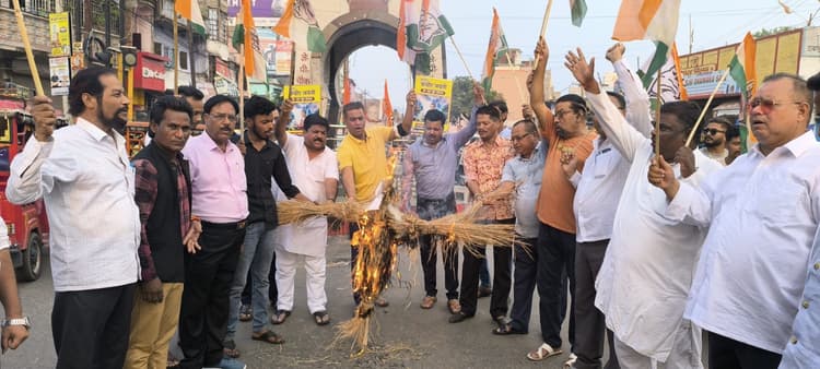 नीट परीक्षा भ्रष्टाचार: जिलेभर में कई जगह फूंका गया केंद्रीय शिक्षा मंत्री का पुतला