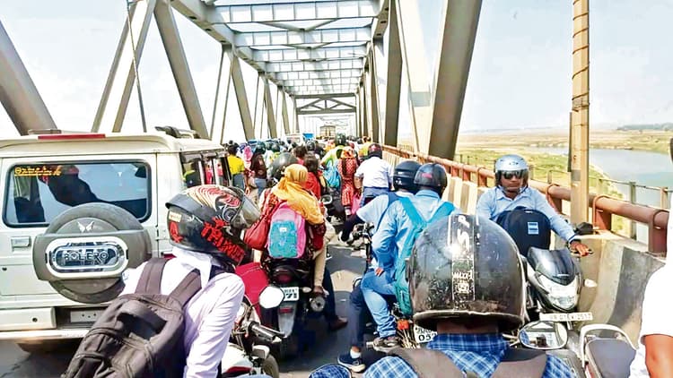 सड़क दुर्घटना के बाद जेपी सेतु पर लगा महाजाम