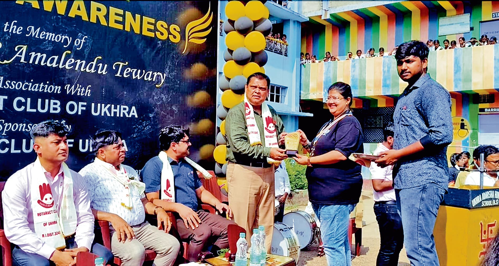 उखड़ा हाइस्कूल की छात्राओं में बंटी हजारों नैपकिन