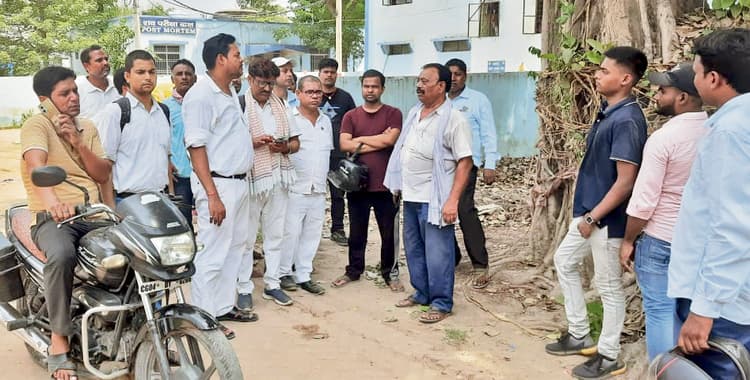 दो बाइकों की टक्कर में चैनवा स्टेशन मास्टर की मौत, दो घायल