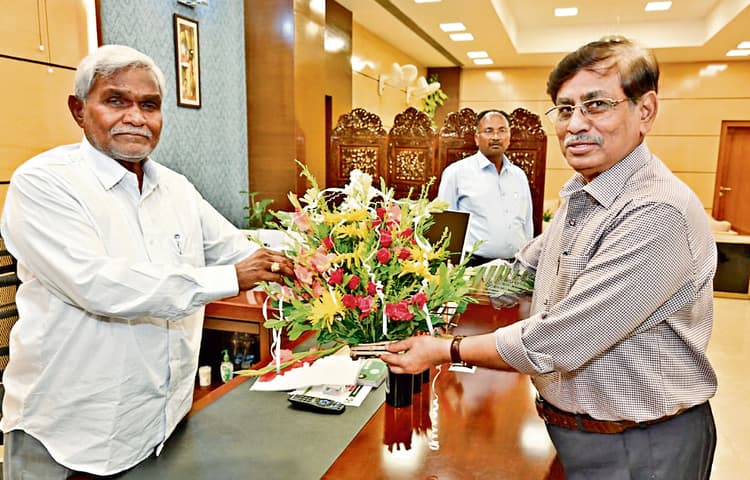 विवि की जमीन बेच रहे हैं भू माफिया, कब्जा दिलायें