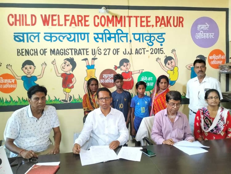 श्रम करते पाये जाने वाले दो बच्चों को अभिभावकों को सौंपा