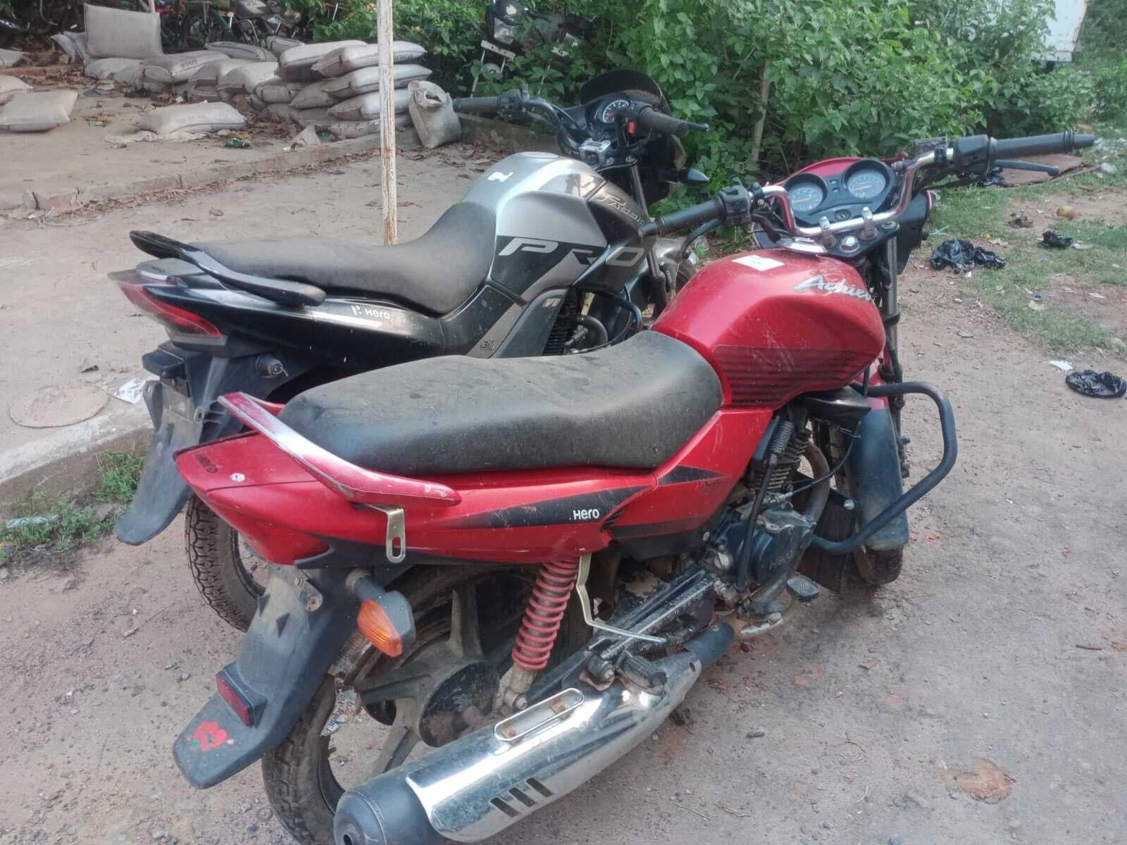 लावारिश स्थिति में पुलिस ने किया दो बाइक बरामद