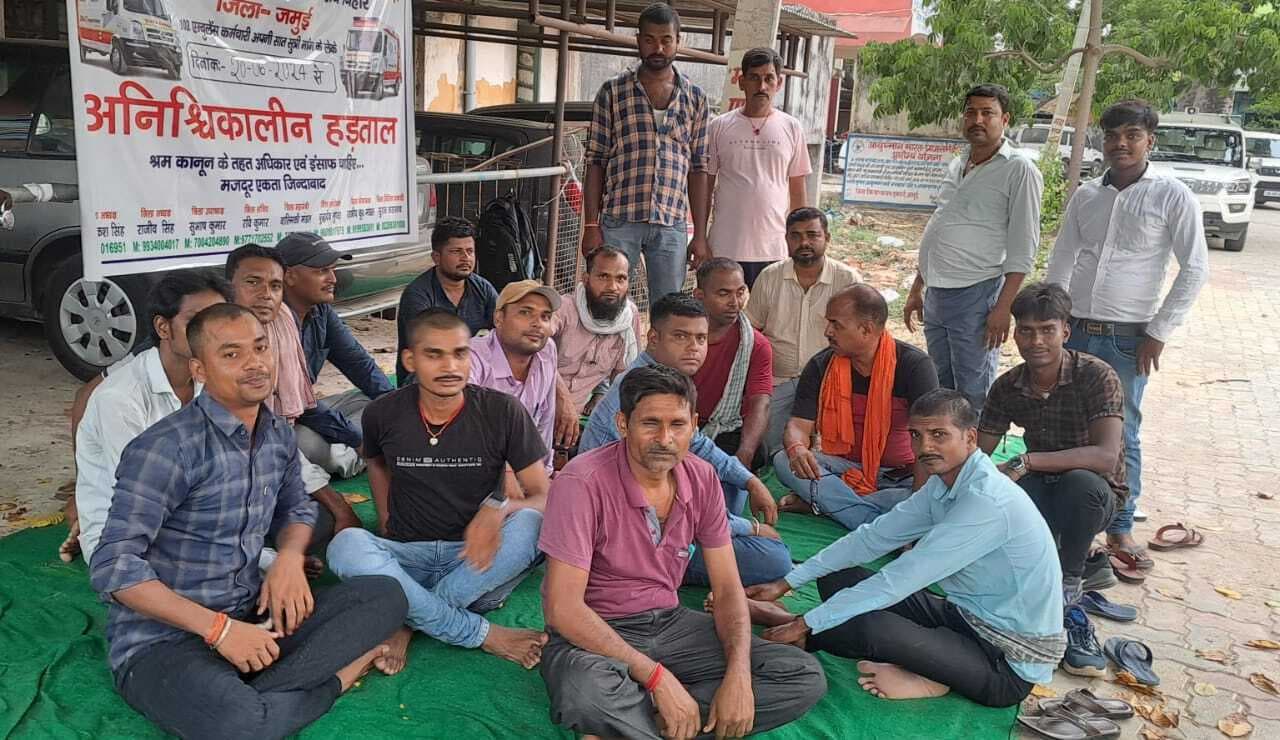 102 एंबुलेंस कर्मियों की अनिश्चितकालीन हड़ताल छठे दिन भी रही जारी