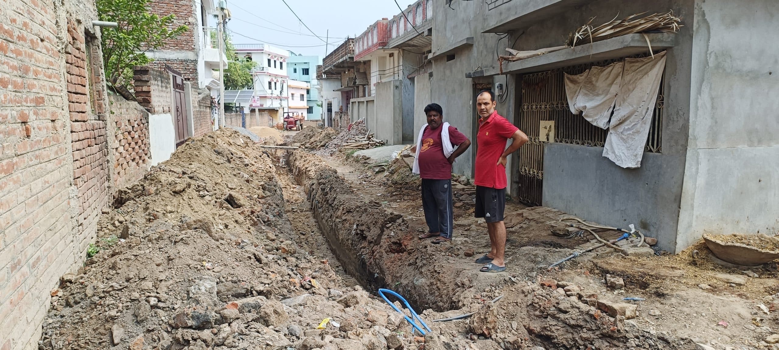 मगध कॉलोनी में नहीं बना नाला, तो लोगों ने उठाया बीड़ा