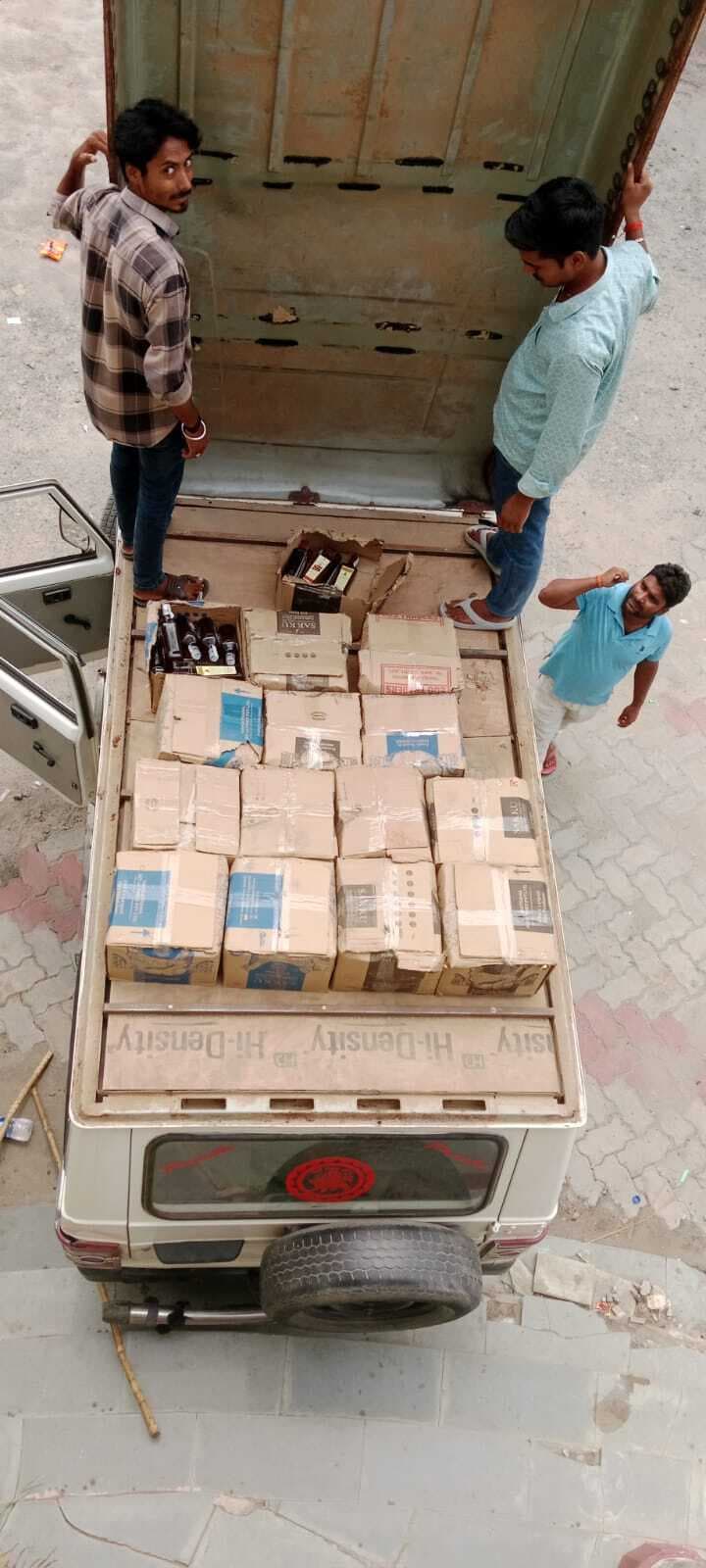 चोरदाहा में बोलेरो से 16 पेटी विदेशी शराब जब्त, ड्राइवर गिरफ्तार