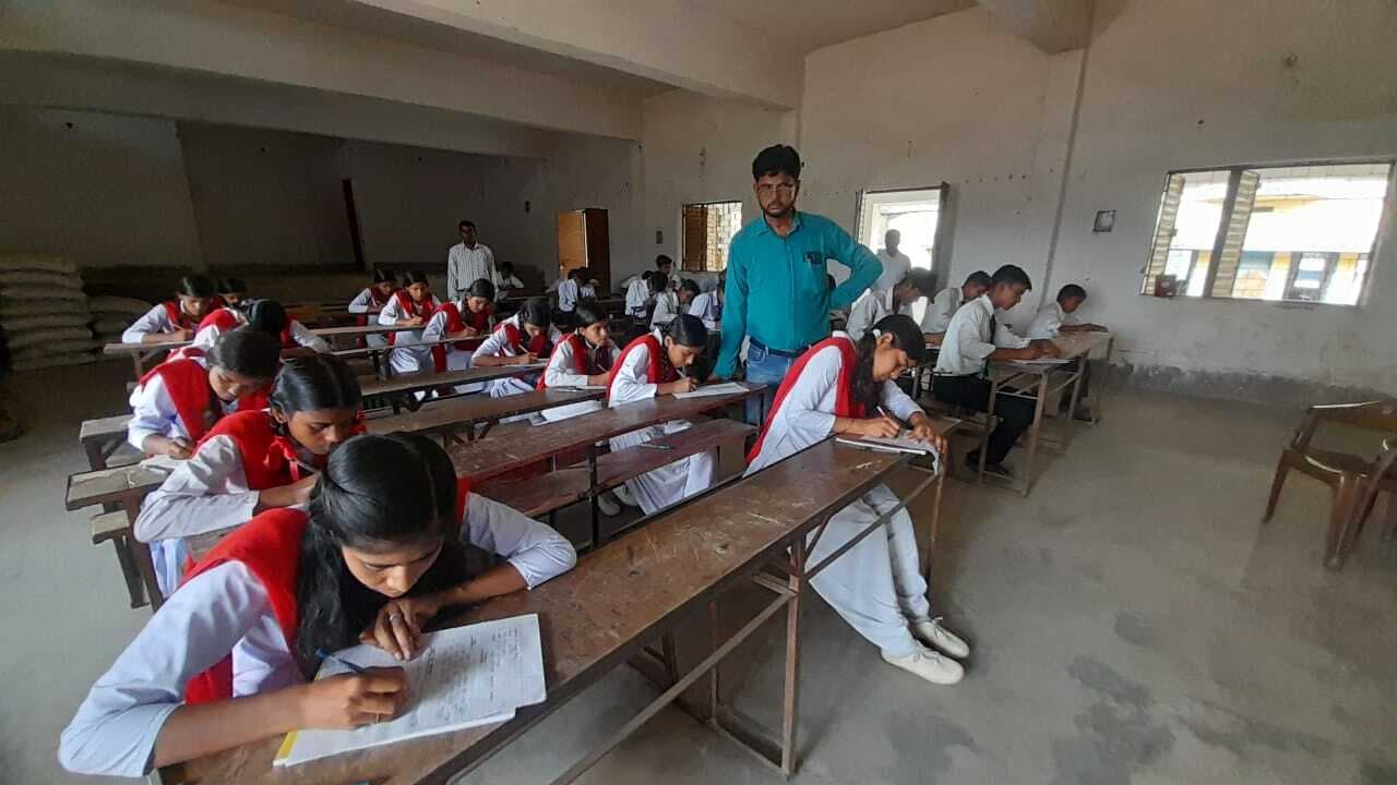 गर्रीकला में निबंध प्रतियोगिता में शपथ ग्रहण समारोह