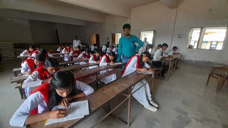 गर्रीकला में निबंध प्रतियोगिता में शपथ ग्रहण समारोह