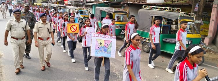 पुलिस ने आइलेक्स के बच्चों के साथ निकाली जागरूकता रैली