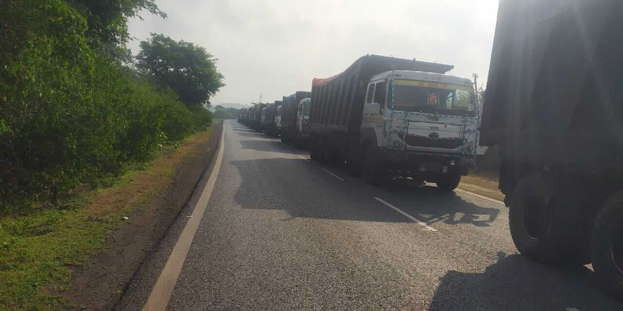 अज्ञात वाहन के धक्के से बछड़ा मरा, ग्रामीणों ने किया जाम, दो किमी तक वाहनों की कतार