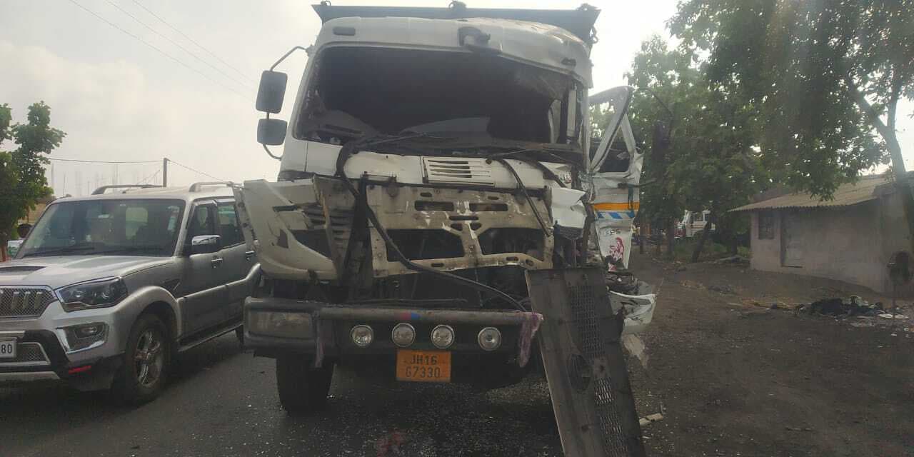 कोयला लदे हाइवा आपस में टकराये, दूसरे हाइवा के खलासी के पैर की हड्डी टूटी