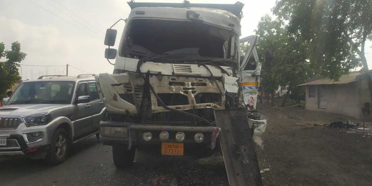 कोयला लदे हाइवा आपस में टकराये, दूसरे हाइवा के खलासी के पैर की हड्डी टूटी