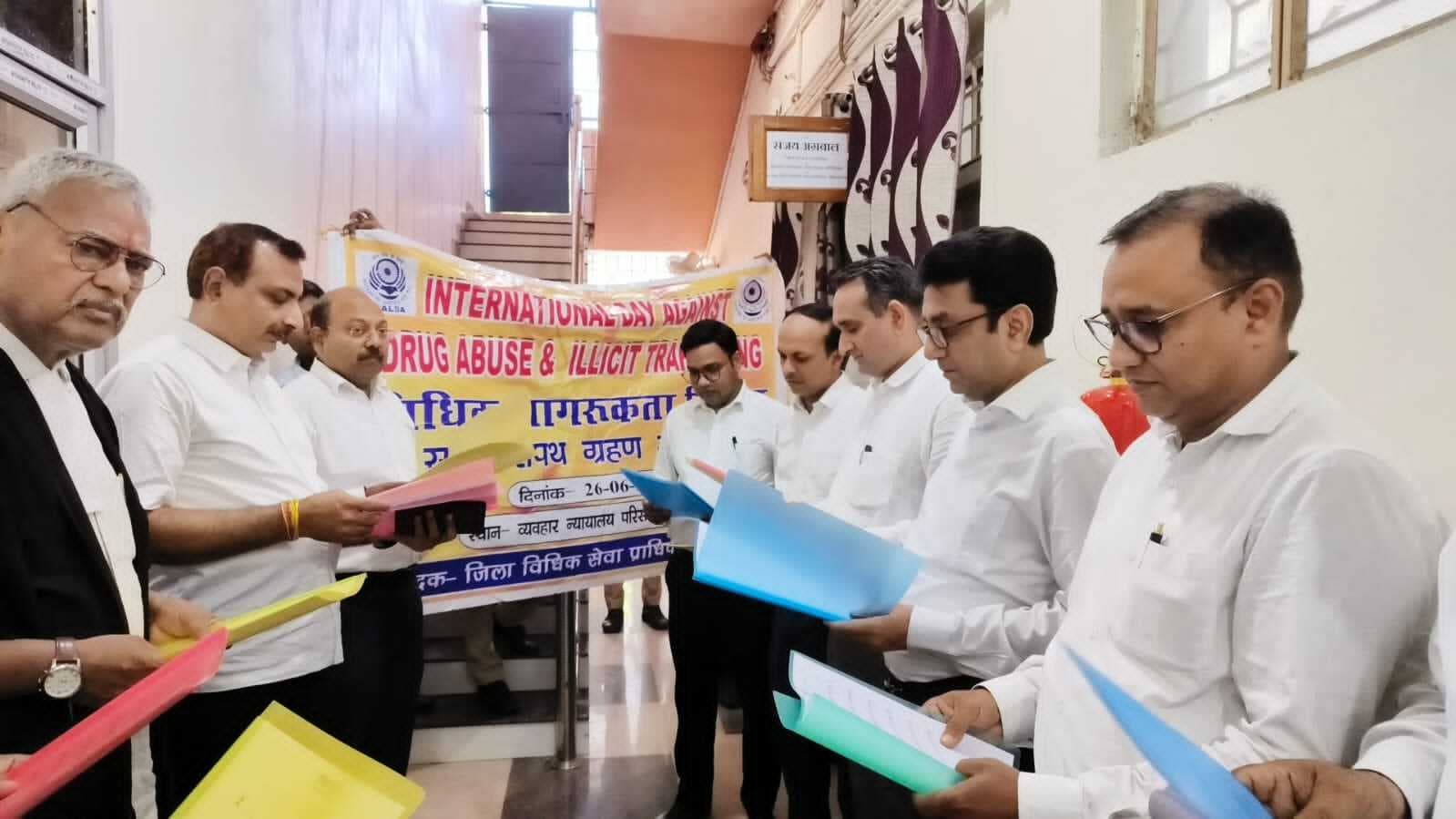 व्यवहार न्यायालय में जिला न्यायाधीश ने न्यायिक पदाधिकारियों व कर्मियों को दिलायी शपथ