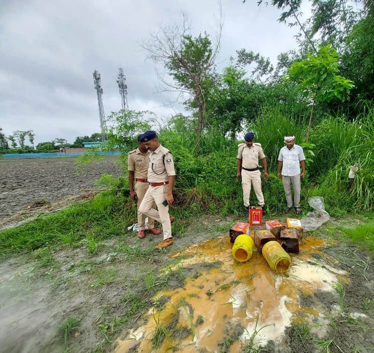अर्धनिर्मित चुलाई शराब को किया नष्ट