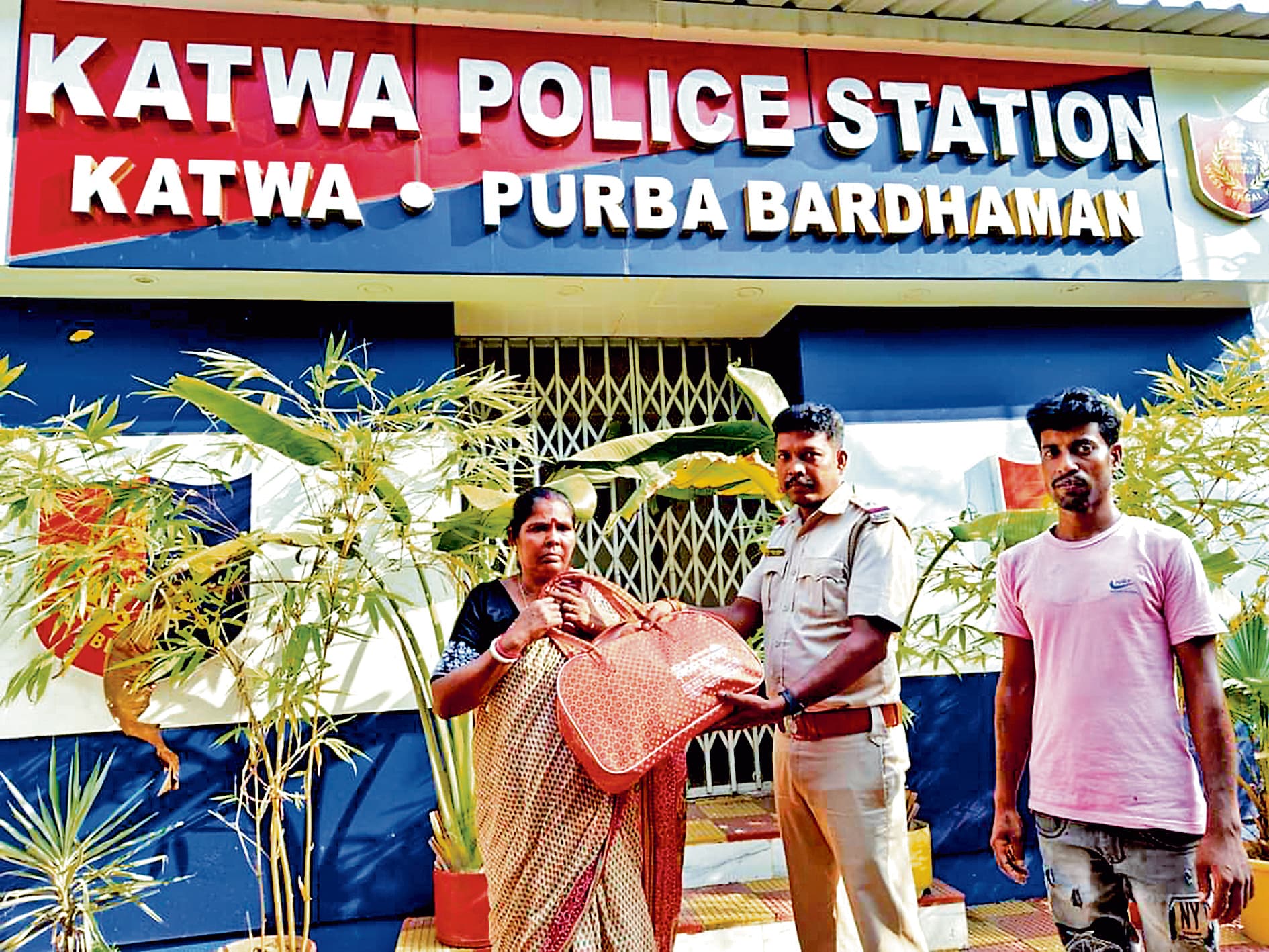 लाखों की ज्वेलरी वाला बैग टोटो में छूटा, पुलिस ने बरामद कर सौंपा