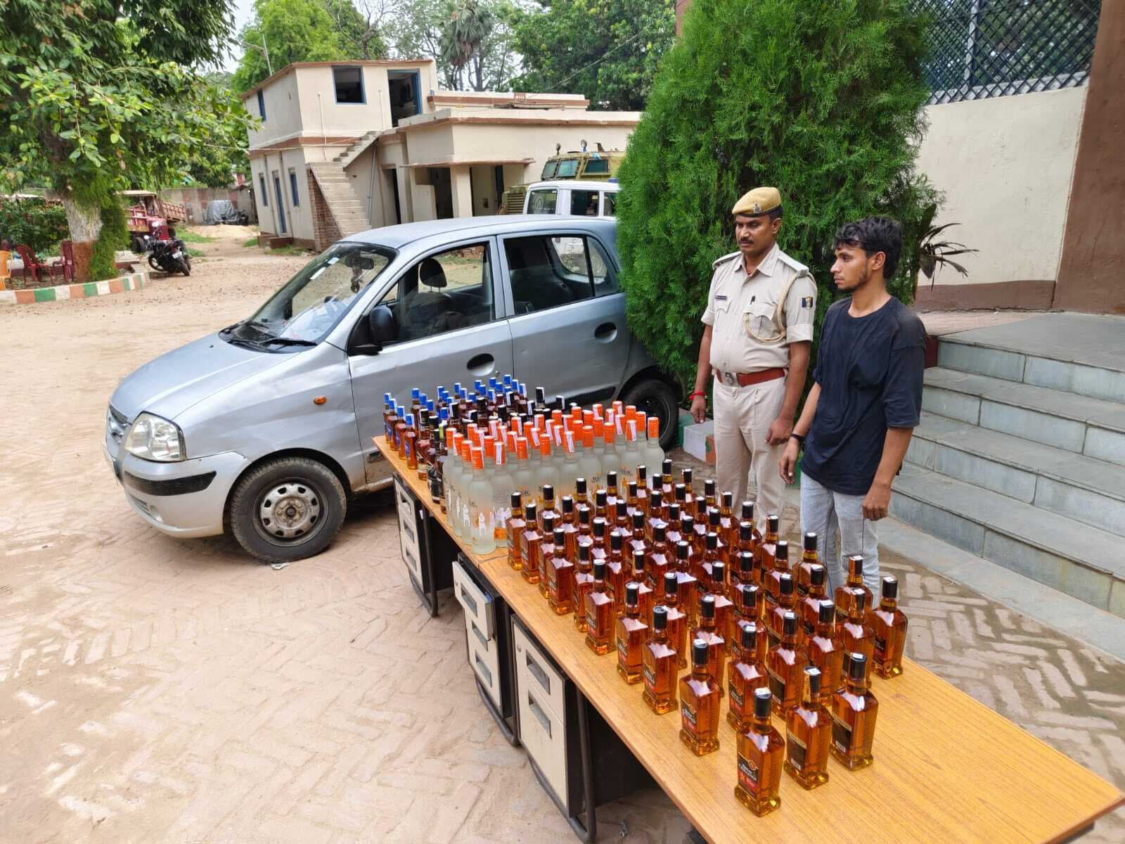 कार की स्टेयरिंग के पास बने तहखाने से शराब जब्त, दो धंधेबाज गिरफ्तार