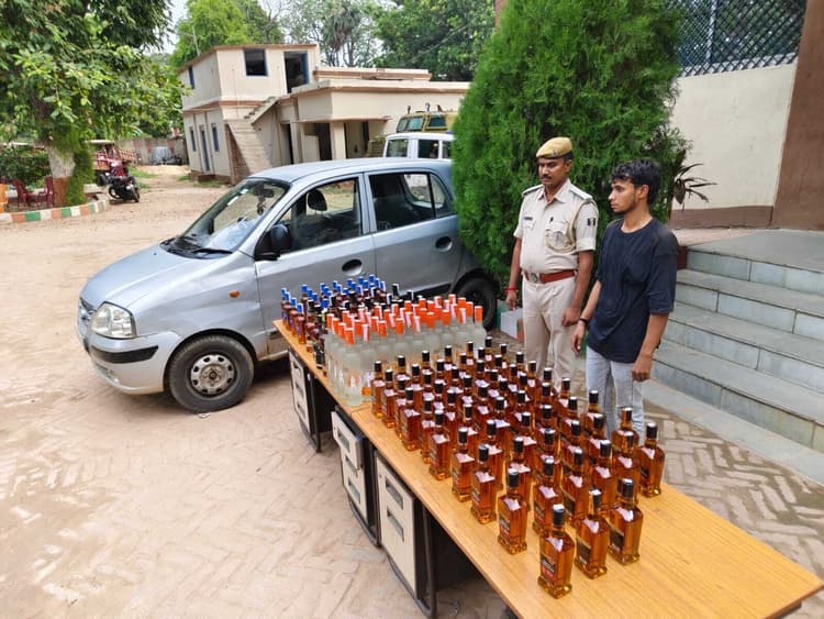 कार की स्टेयरिंग के पास बने तहखाने से शराब जब्त, दो धंधेबाज गिरफ्तार
