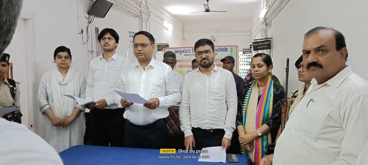 न्यायिक पदाधिकारियों ने दिलायी शपथ