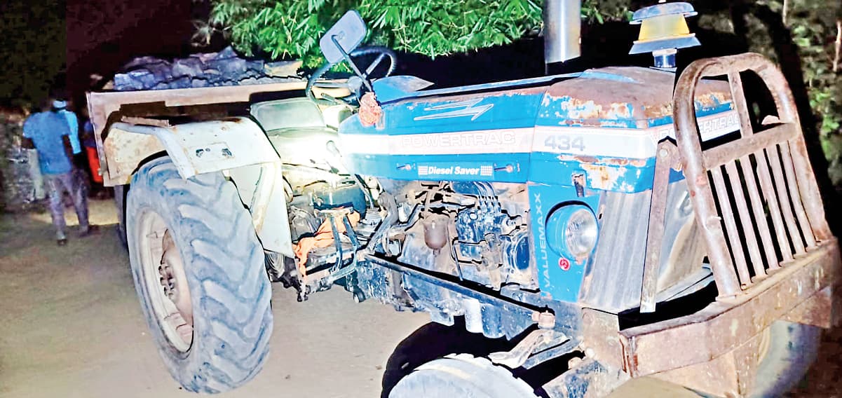 वनकर्मियों पर हमला, कोयला लदे पांच ट्रैक्टर ले भागे