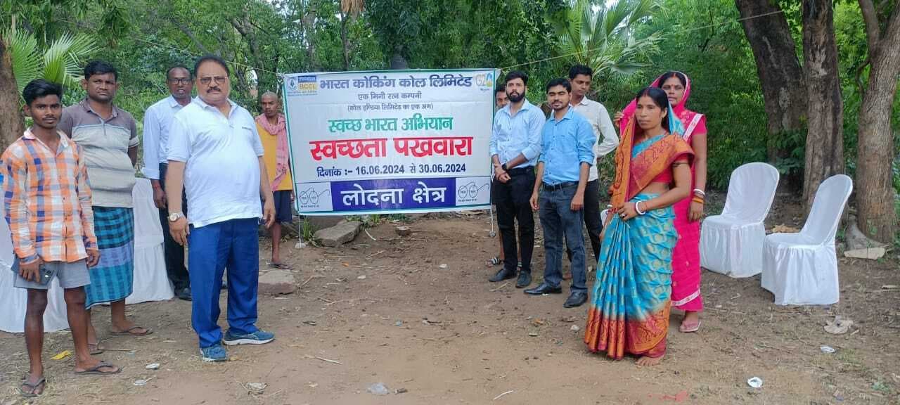 पर्यावरण बचाने को ले पौधरोपण, जुलूस