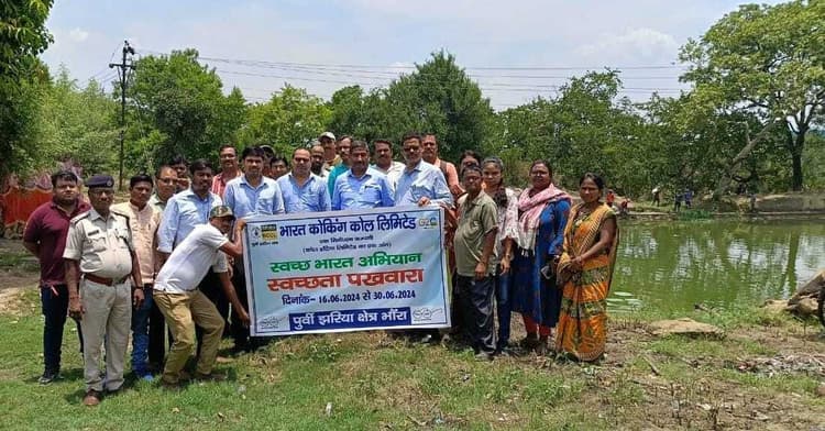 कोल अधिकारियों व कर्मियों ने की तालाब की सफाई