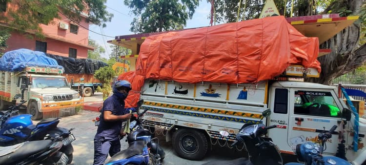 सेल्स टैक्स विभाग ने बिना कागजात सामान लदे 25 वाहन किये जब्त