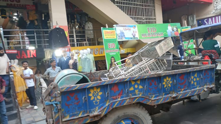 सड़क पर रखकर सामान बेच रहे दुकानदारों के सामानों को किया गया जप्त