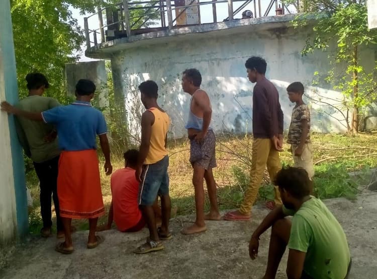 चोरों ने युवक को पानी टंकी में डाला, बाल-बाल बचा