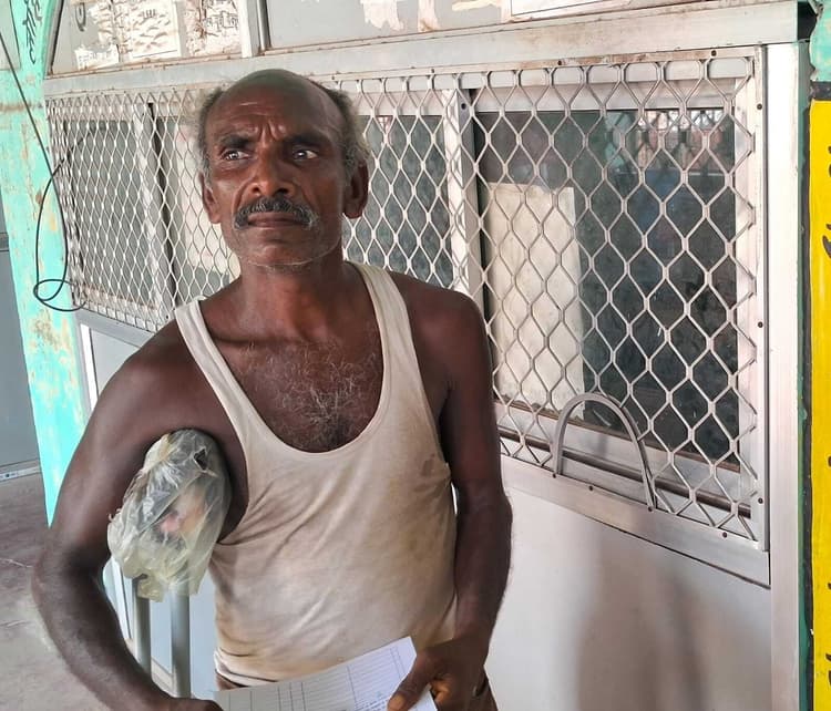 राशन कार्ड में नाम सुधरवाने के लिए प्रखंड कार्यालय का चक्कर काट रहा दिव्यांग