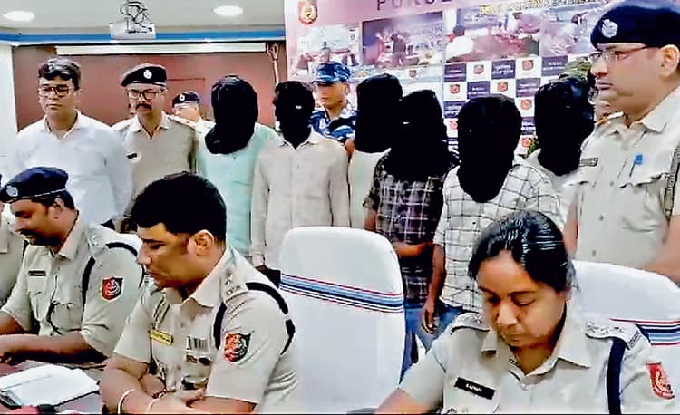 डकैती के आरोप में हथियारों के साथ छह गिरफ्तार