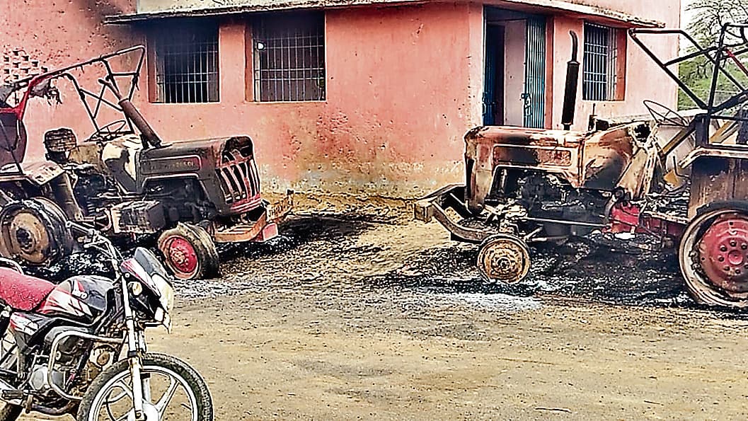 नक्सलियों ने सड़क निर्माण से जुड़े दो ट्रैक्टर और एक जेसीबी में लगायी आग