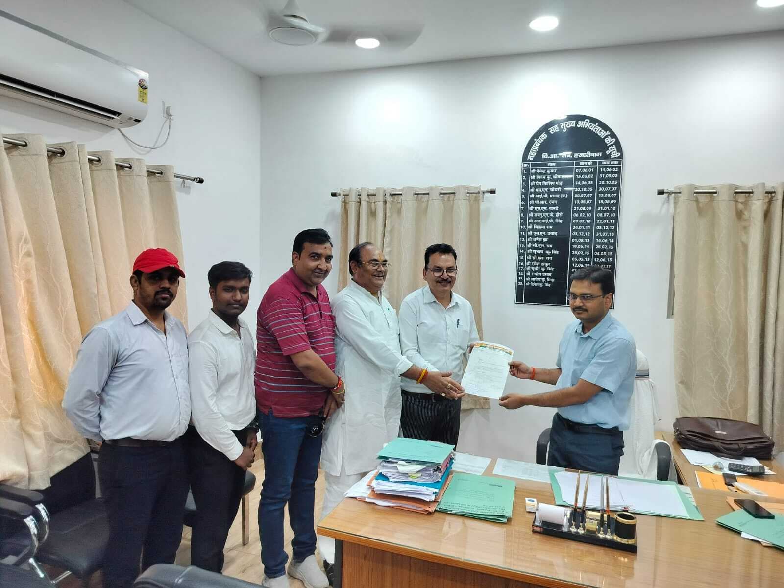 जर्जर पोल को बदलने की मांग को लेकर महाप्रबंधक से मिला