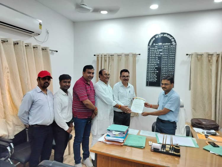 जर्जर पोल को बदलने की मांग को लेकर महाप्रबंधक से मिला