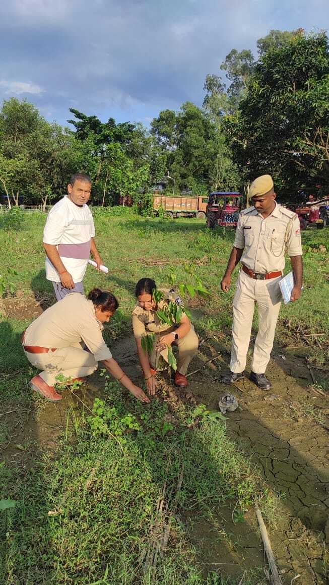 ठाकुरगंज थाना परिसर में किया पौधरोपण