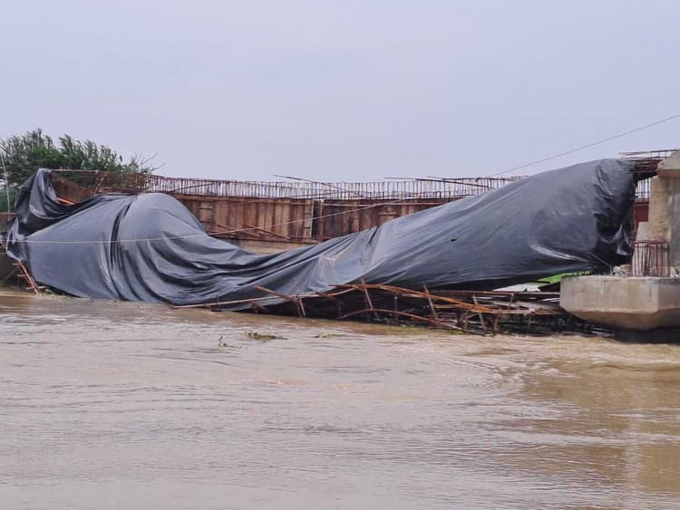 निर्माणाधीन पुल का गाटर गिरा, दो दिन पहले हुई थी ढलाई