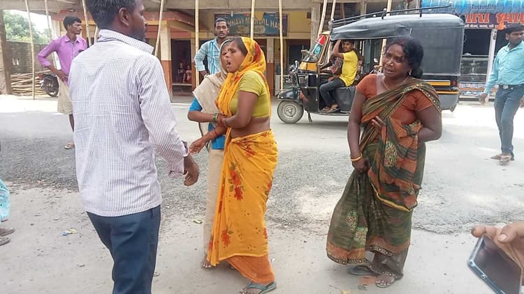 अनियंत्रित होकर ऑटो पलटा, दबने से युवक की मौत