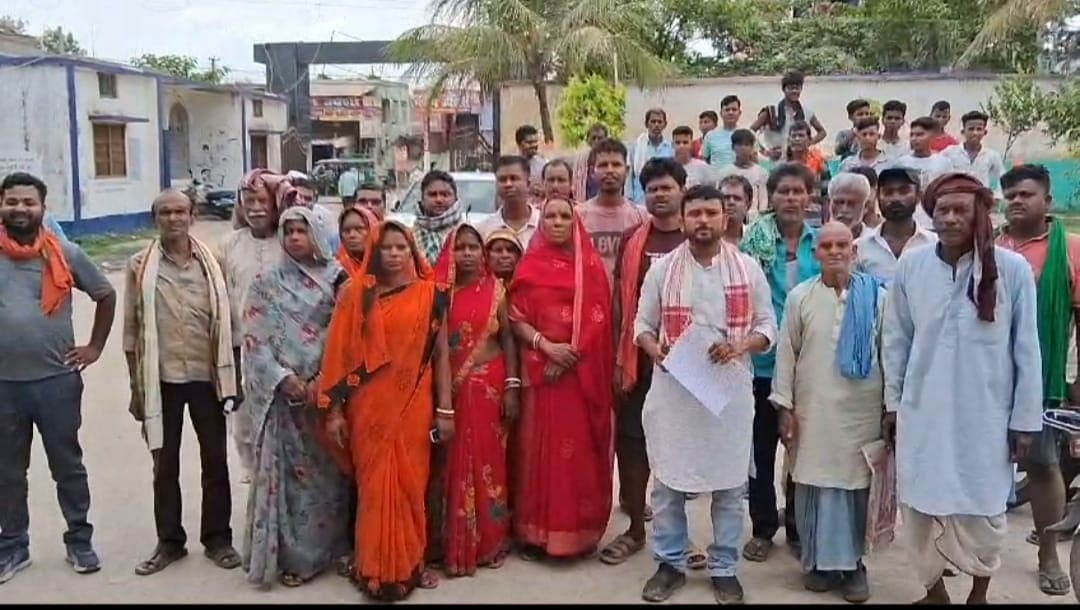 ग्रामीणों ने सीओ को सौंपा ज्ञापन