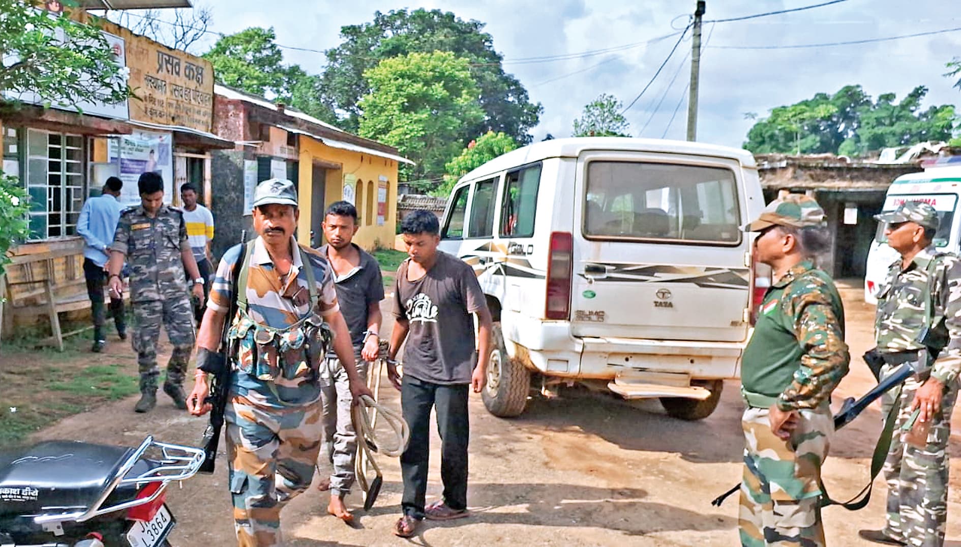 गुमला : कांग्रेस नेता को पशु तस्करों ने मारी गोली, लोगों ने दो को घेर कर पीटा गुमला : कांग्रेस नेता को पशु तस्करों ने मारी गोली, लोगों ने दो को घेर कर पीटा