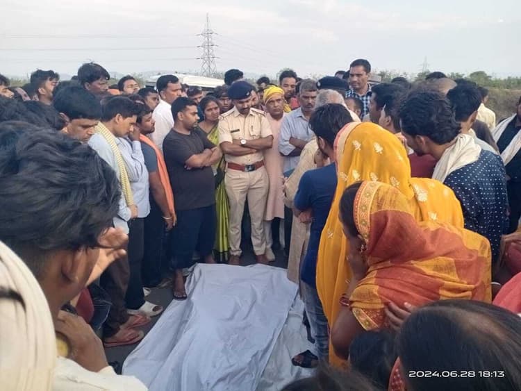 मिला आश्वासन, नौ घंटे बाद हटा सड़क जाम