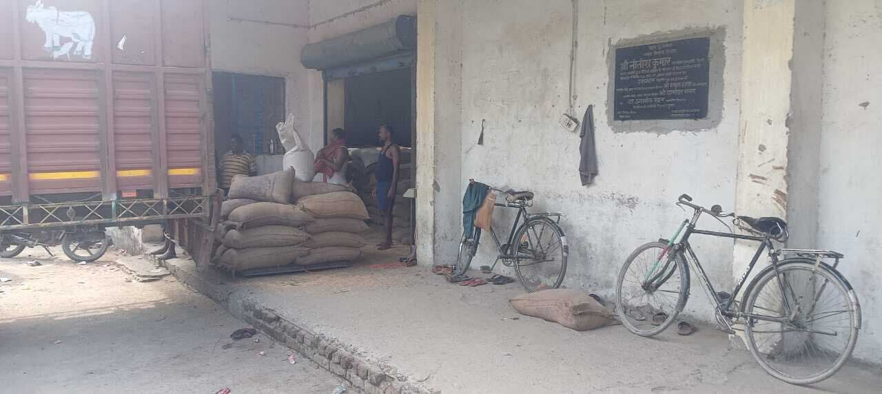 कालाबाजारी की नियत से ले जा रहा आपूर्ति विभाग का गेहूं जब्त