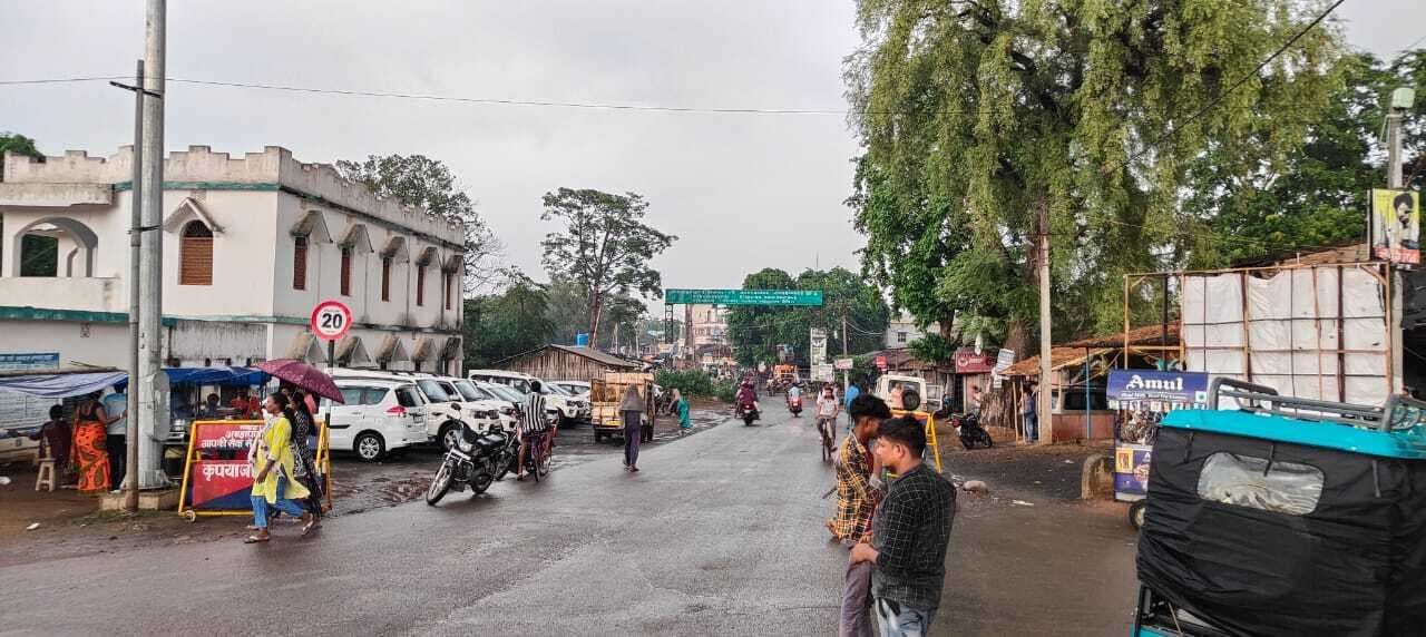 अमड़ापाड़ा में कहीं धूप, कहीं बादल तो कहीं बारिश देखने को मिलीधूप, बादल और बारिश की जिलेभर में चलती रही लुकाछिपी