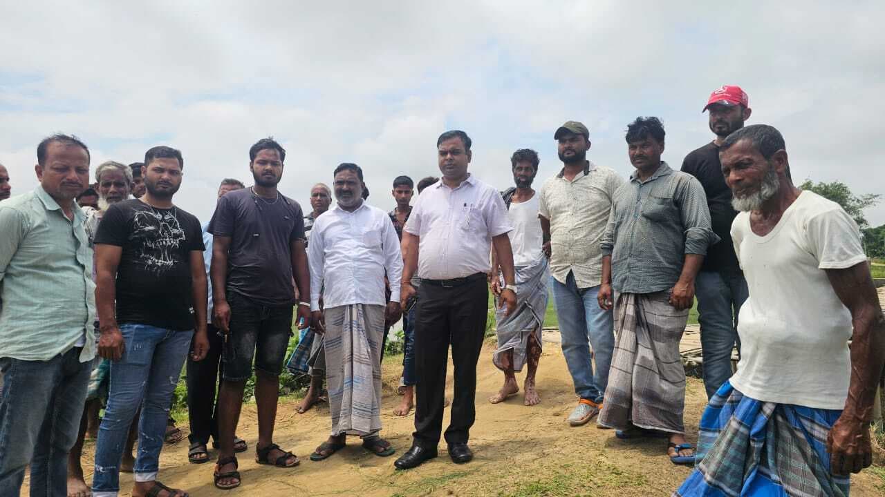 डीएम के आदेश पर सोनामणि धार में ध्वस्त पुलिया का बीडीओ ने किया निरीक्षण