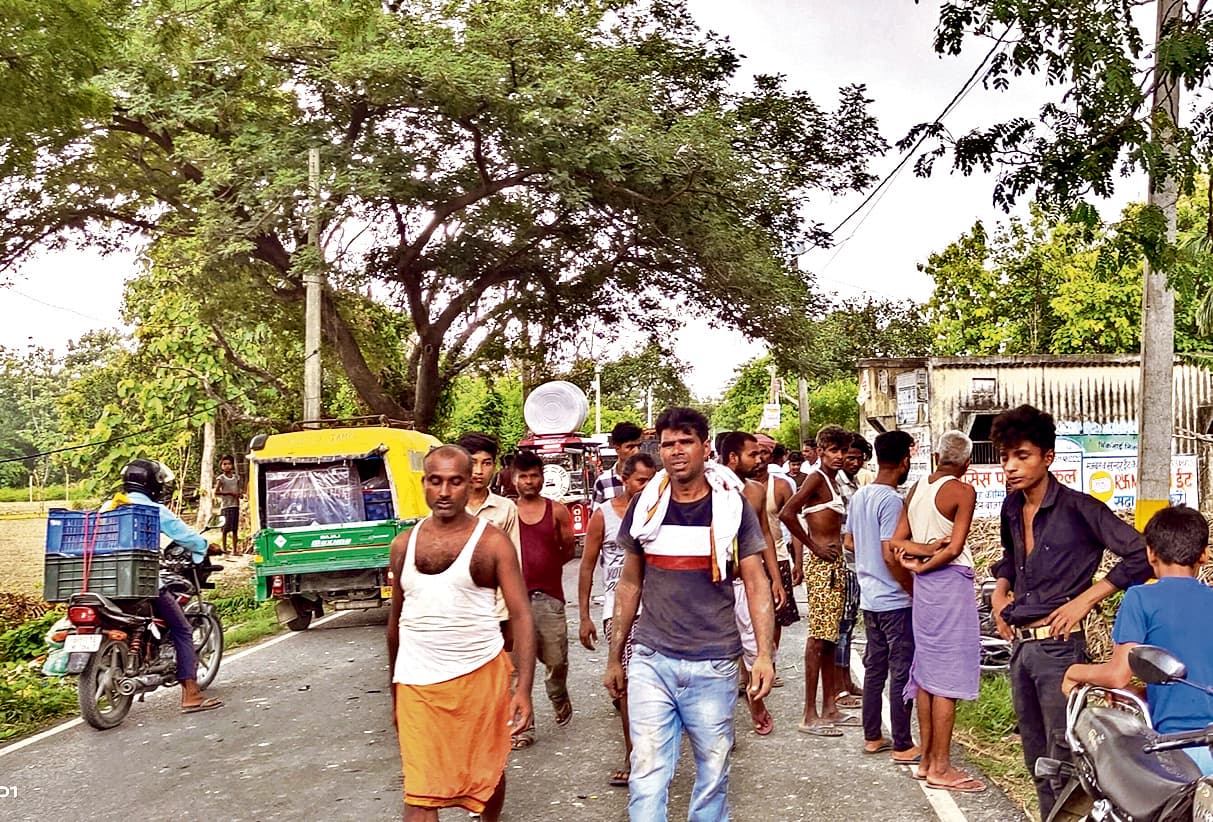 दो बाइकों की टक्कर में दो युवकों की मौत, दो रेफर